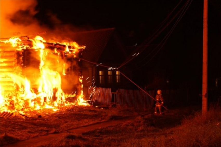 Под Волгоградом при пожаре в нежилом доме погиб пенсионер