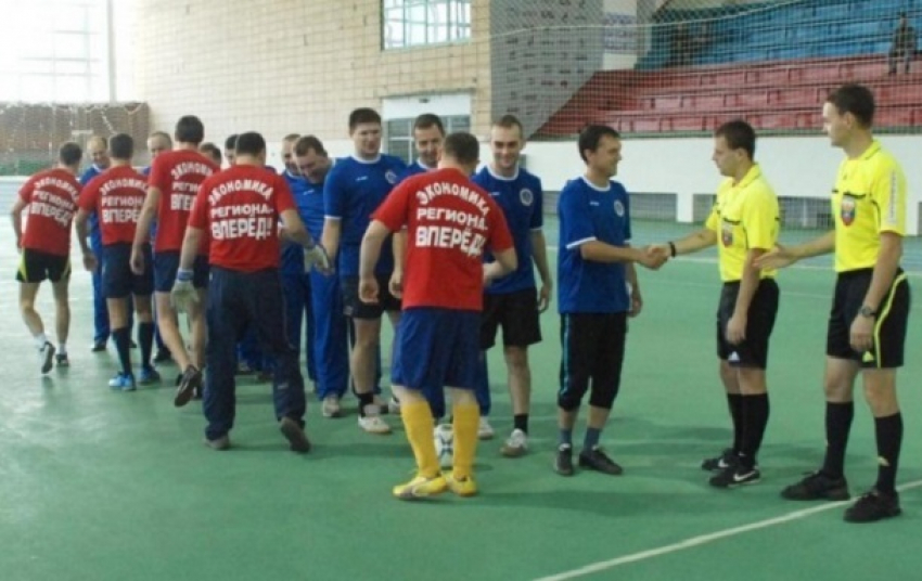Волгоградские депутаты и чиновники администрации будут бегать и играть в футбол на спартакиаде для своих