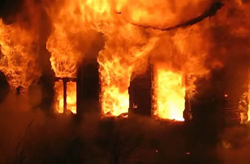 В Волгограде злоумышленники сожгли частный деревянный дом