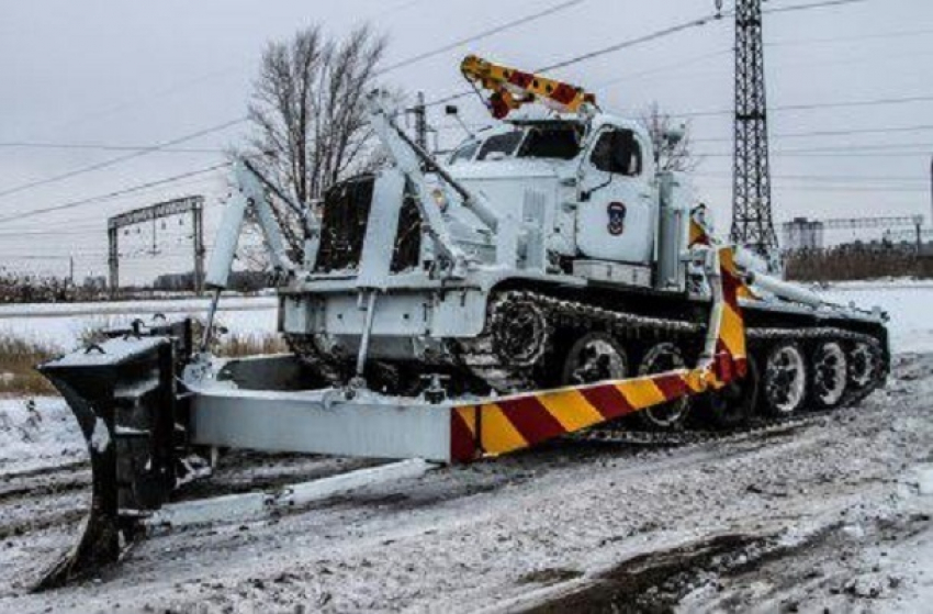 Танк пытается очистить от снега запущенную дорогу на севере Волгограда