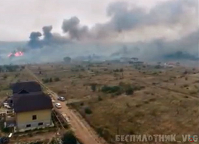 Гигантский пожар у западной окраины Волгограда сняли на видео с беспилотника