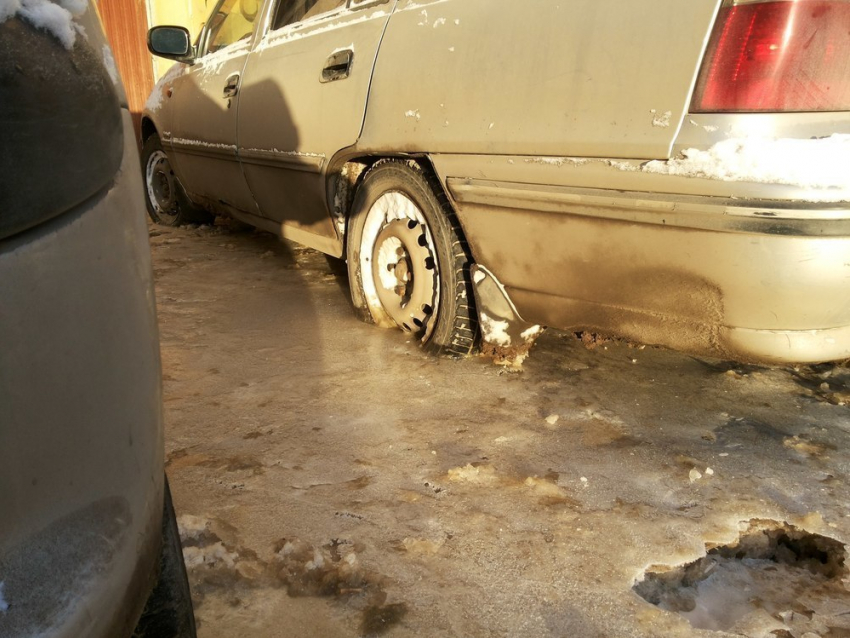 На севере Волгограда машины вмерзли в дороги из-за аварии на водопроводе