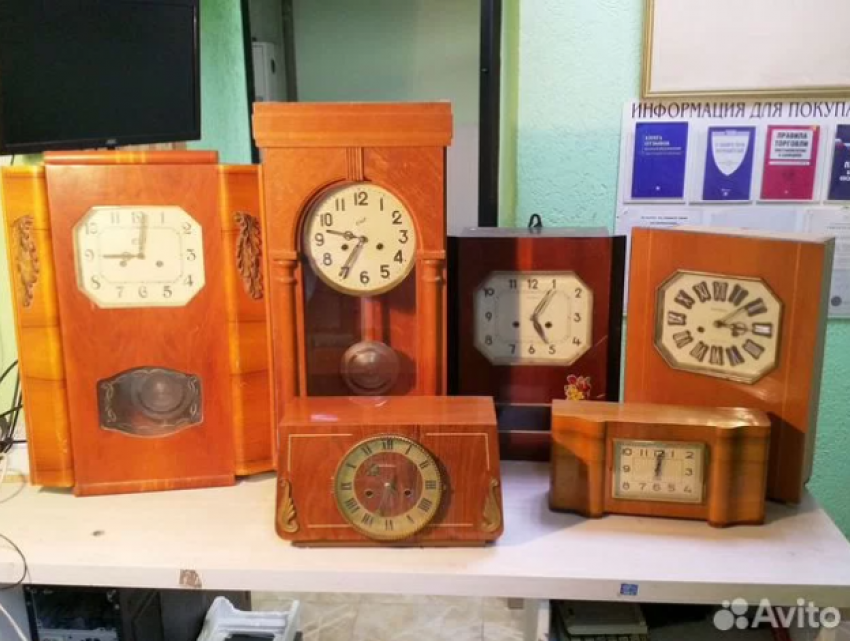 Коллекцию раритетных настенных часов нашли в захламленной кладовке в Волгограде