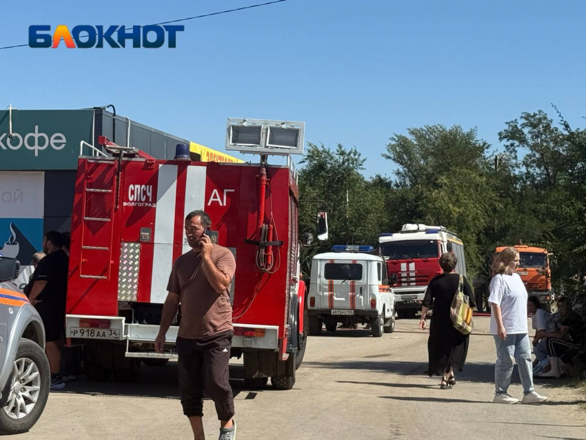 Шестерых спасли и 600 человек эвакуировали с территории горящего рынка на севере Волгограда
