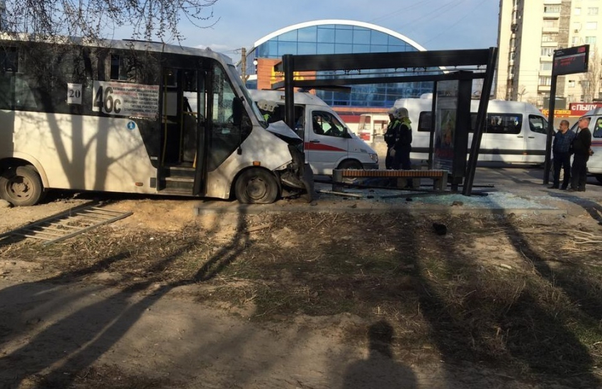 Один погибший, двое пострадавших: видео с места ДТП с участием маршрутки на западе Волгограда