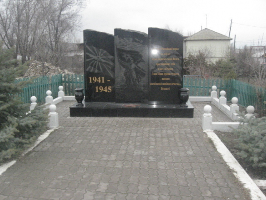 Под Волгоградом восстановили памятник погибшим воинам ВОВ, испорченный 13-летним школьником