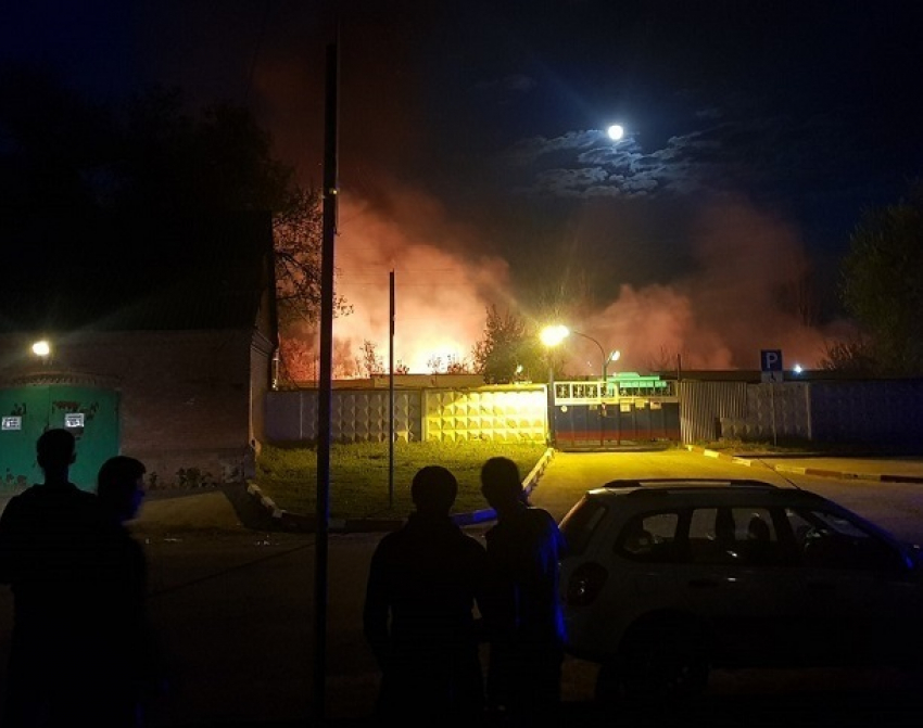 Пожар около морга вспыхнул на юге Волгограда