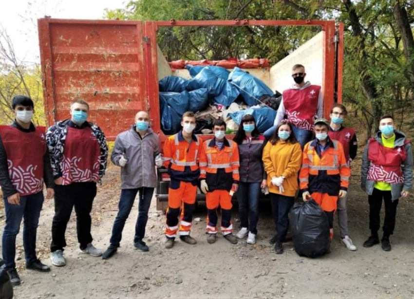 Тонны мусора на месте ожесточенных боев собрали волгоградские волонтеры