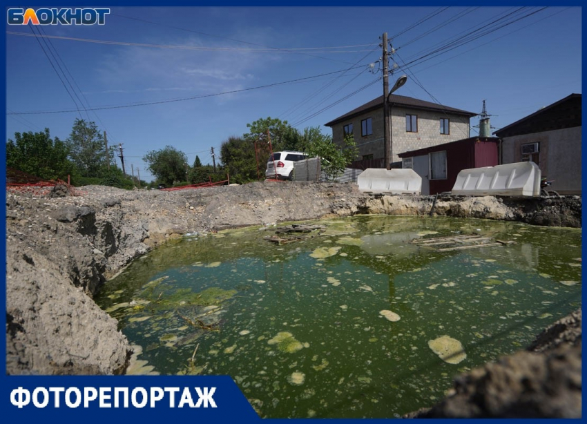 «Отсюда двоих детей вытаскивали»: чиновники не замечают масштабного ЧП в затопленном котловане на Эльтонской в Волгограде