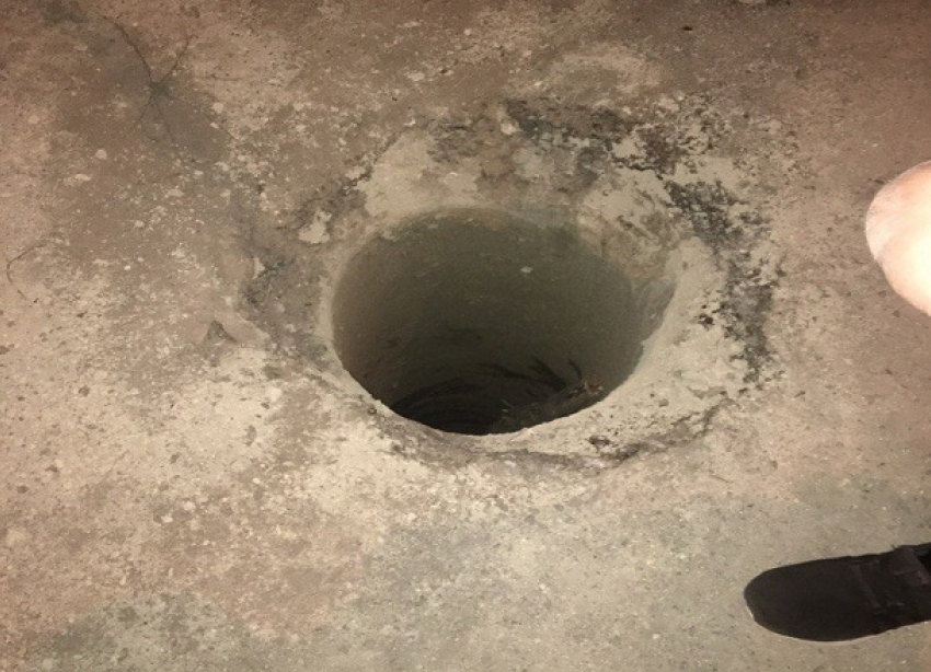 На западе Волгограда обнаружили бездонную дыру в земле