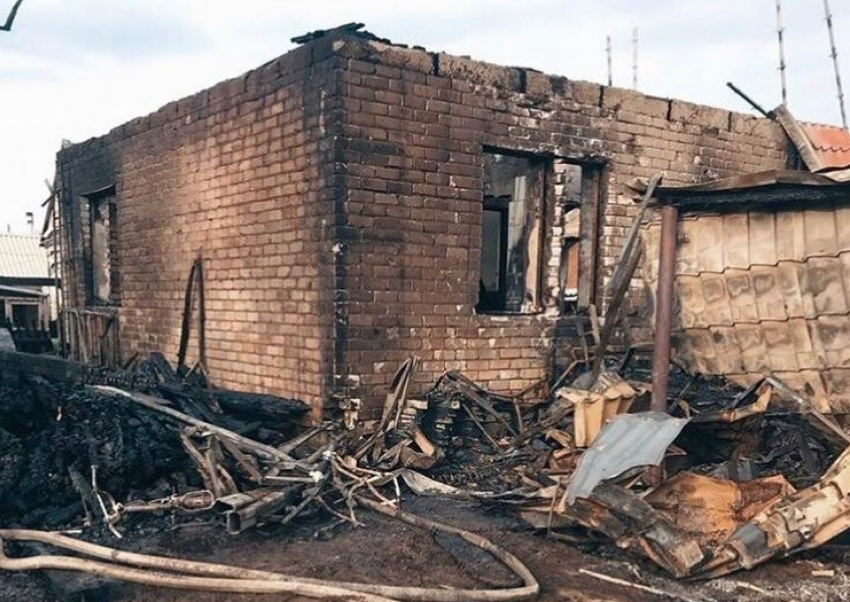 Волгоградцев просят помочь семье регента Волгоградской епархии, чьи дома полностью уничтожил огонь