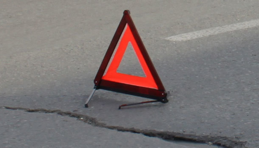 Под Волгоградом «пятнадцатая» протаранила мотоцикл: 1 в больнице