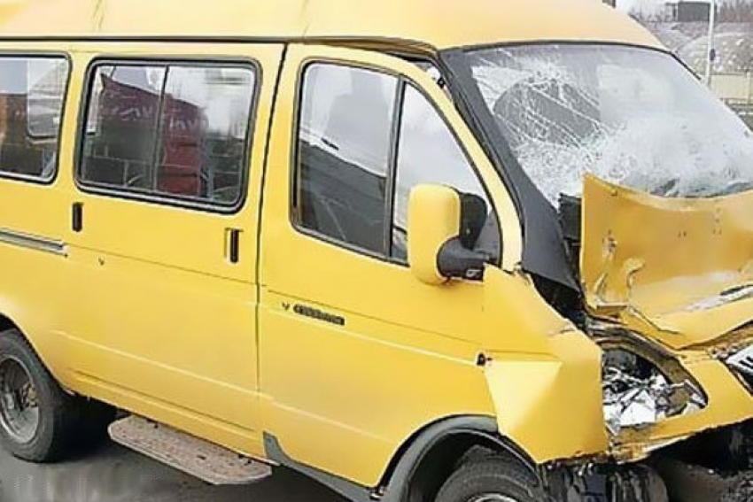 ﻿Маршрутка протаранила иномарку в Волжском: пострадал пассажир