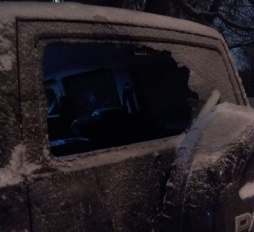 Волгоградец разбил окно чужой машины и спрятался в салоне, скрываясь от преследователей