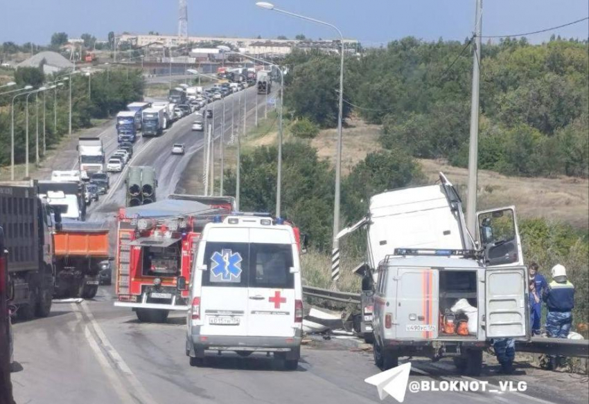 Тягач и самосвал перекрыли движение Третьей Продольной в Волгограде