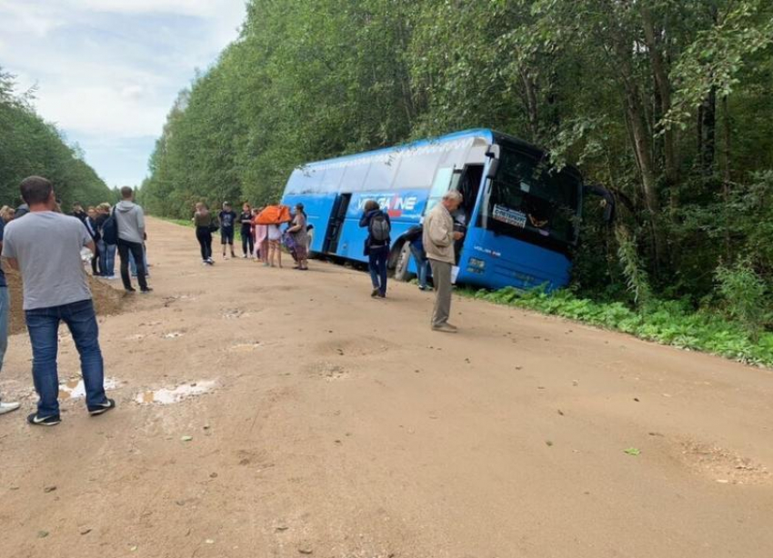 Рейсовый автобус из Волгограда съехал в кювет под Тверью