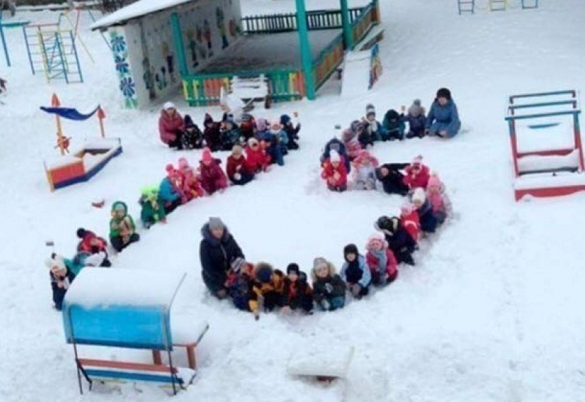 Скандал в Волгоградской области: сидящими на снегу детсадовцами написали цифру 75
