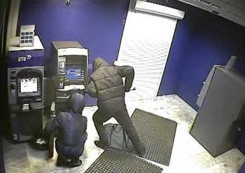 В Волгограде семеро мужчин в масках похитили банкомат