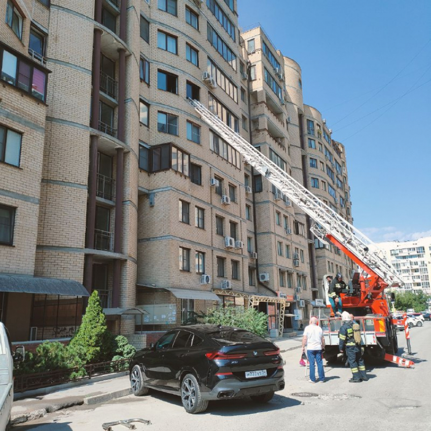 В Волгограде эвакуировали жильцов горящей высотки на Новороссийской: видео 