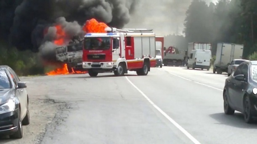 Volkswagen и Mazda 3 сгорели дотла на юге Волгограда