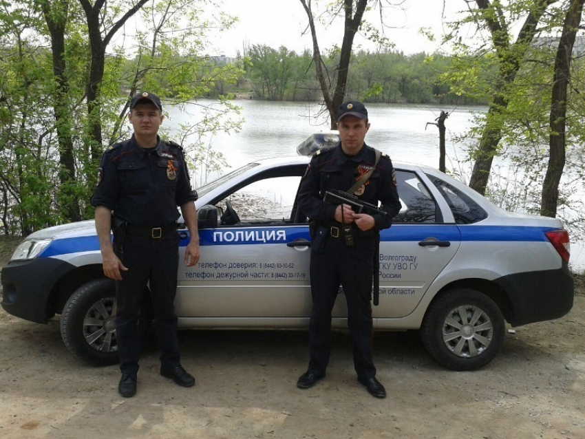На юге Волгограда полицейские спасли утопающего