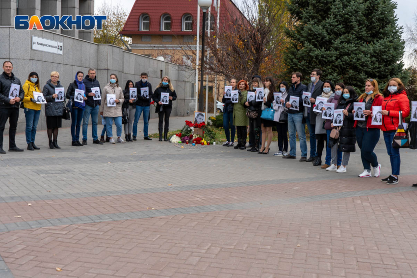 Акция риелторов в поддержку убитого в Сбербанке Романа Гребенюка проходит в Волгограде