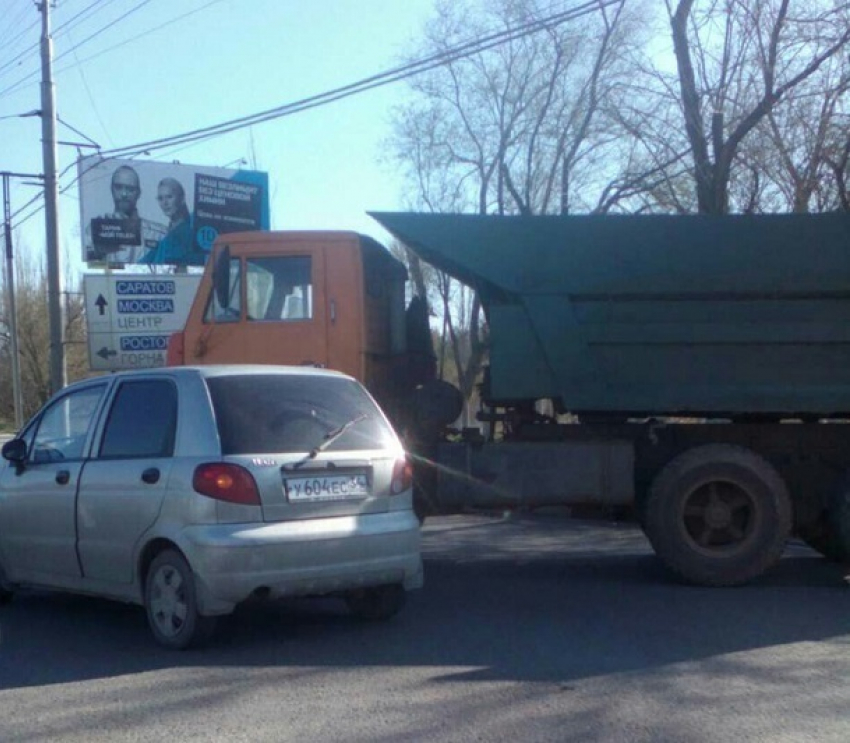 Столкновение КамАЗа и Matiz парализовало движение на II Продольной в Волгограде 