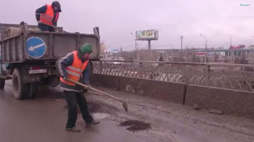 В Волгограде ямы на дорогах засыпают землей