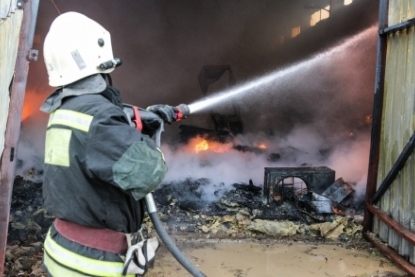 Названа причина страшного пожара в промзоне Волжского