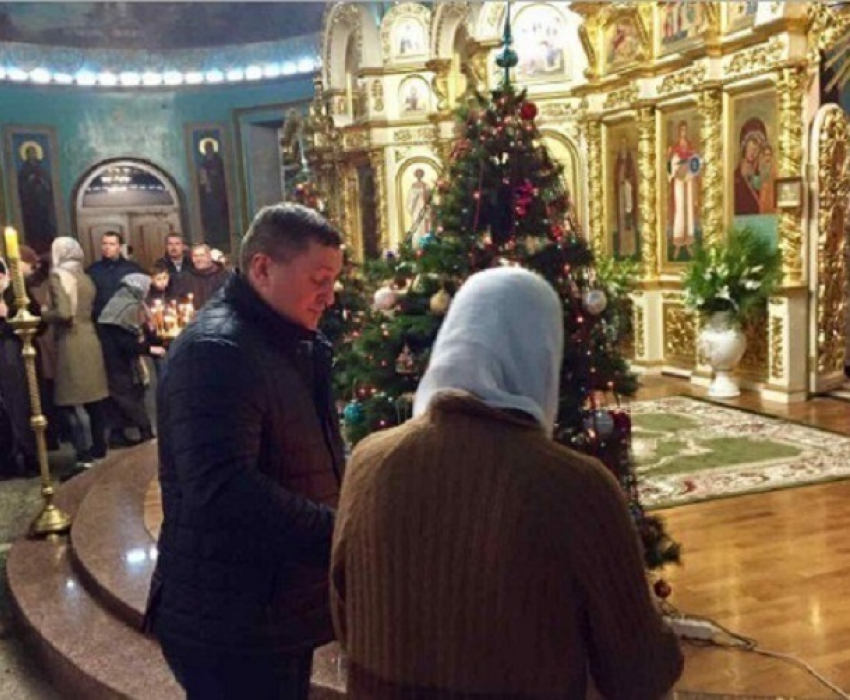 Губернатор Андрей Бочаров помолился с волгоградцами на рождественской службе