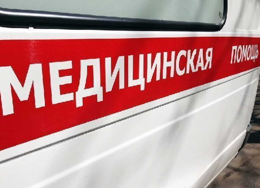 Горе-водитель на Renault Logan задним ходом сбил женщину у подъезда на западе Волгограда 