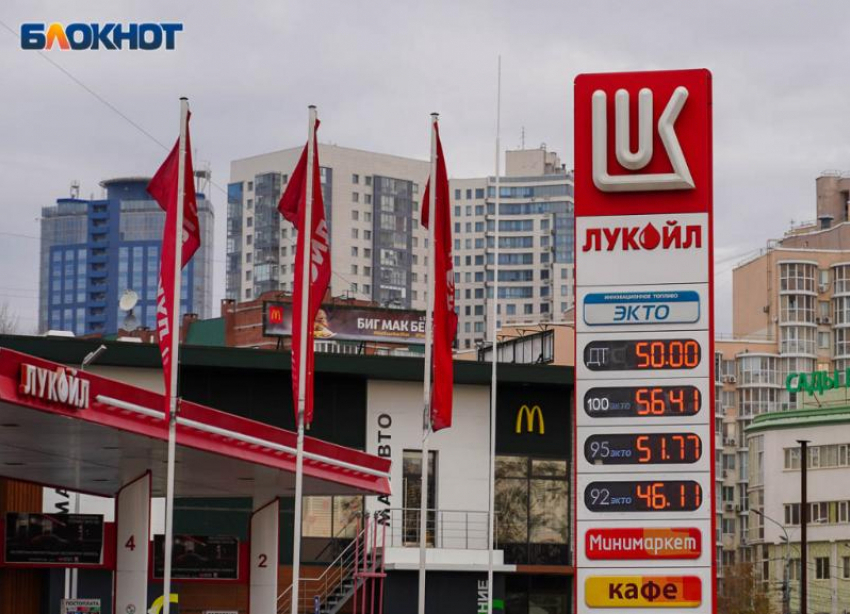Волгоградцев настораживают «замороженные» второй месяц подряд цены на бензин