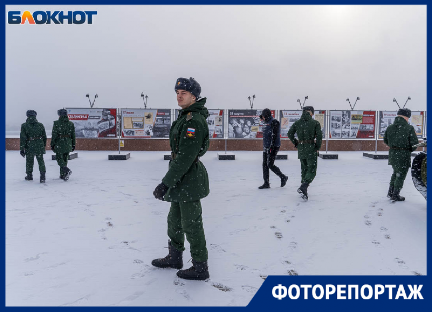 Снег засыпал курсантов, бегунов и коммунальщиков с воздуходувами: фото зимнего дня в Волгограде 