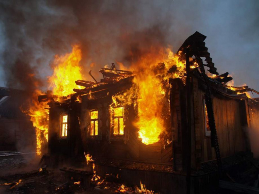 Пьяный волгоградец избил родного отца и сжег его дом