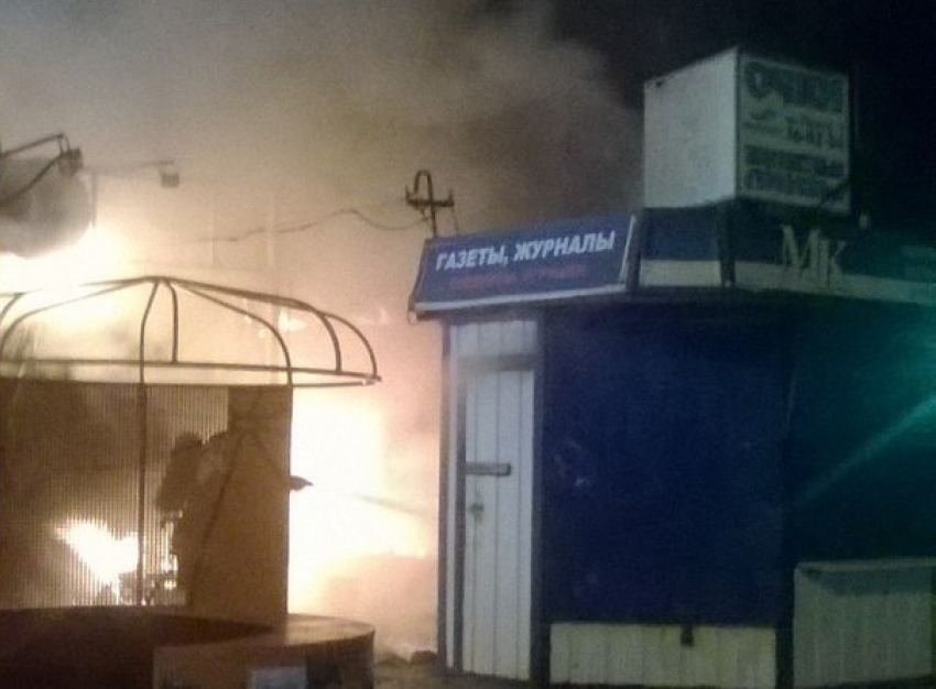 На остановке «Титова» в Волгограде сгорели два киоска