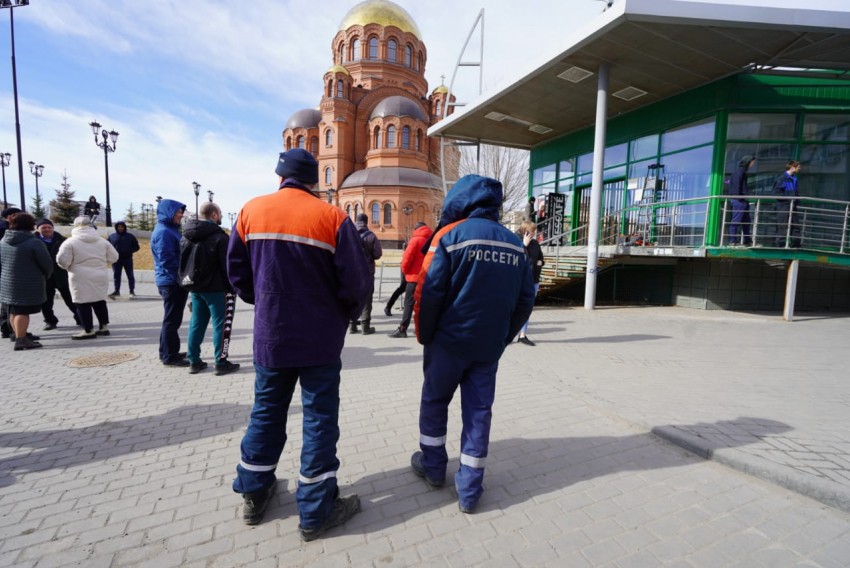 Волгоградцы вышли на протест из-за сноса павильона у храма Невского 