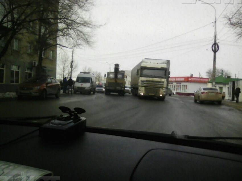 Стали известны подробности ДТП с автокраном на юге Волгограда