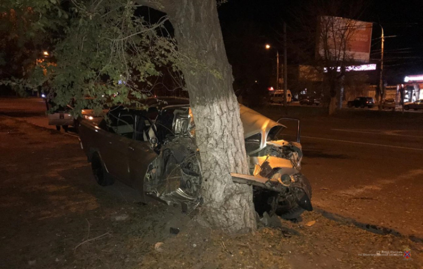 На севере Волгограда водитель «Волги» врезался в дерево и погиб