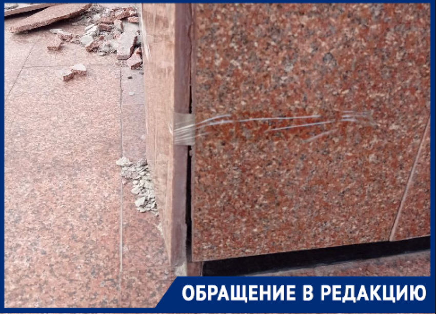 Капитальный ремонт скотчем провели для памятной стелы защитников Сталинграда