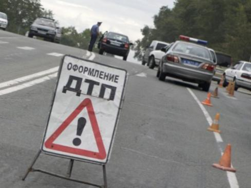Под Волгоградом в тройном ДТП пострадал водитель Mercedes