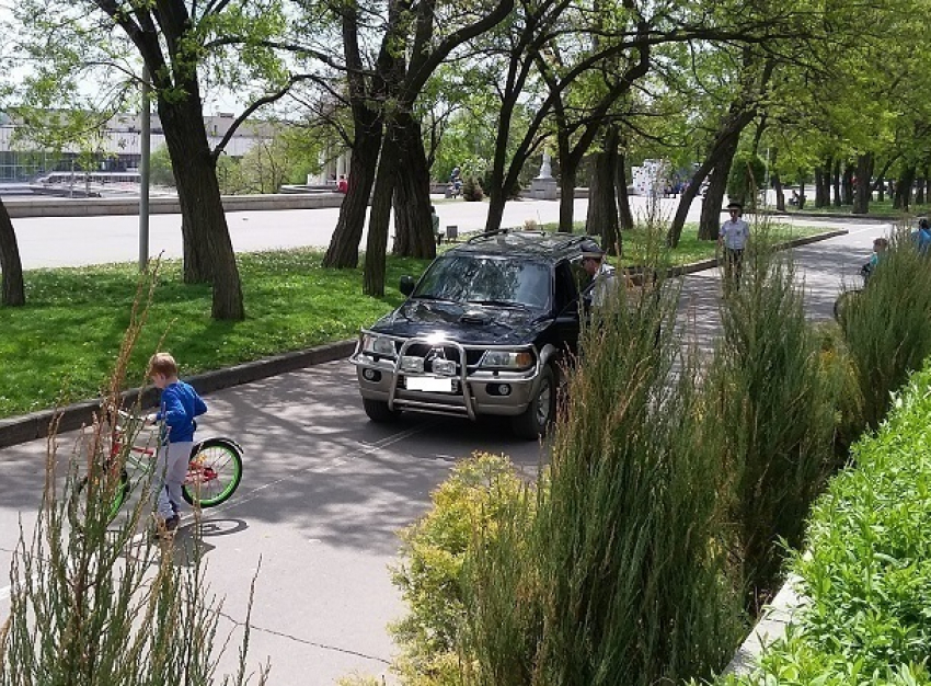 Внедорожник колесил по пешеходной зоне на центральной набережной города,- волгоградцы