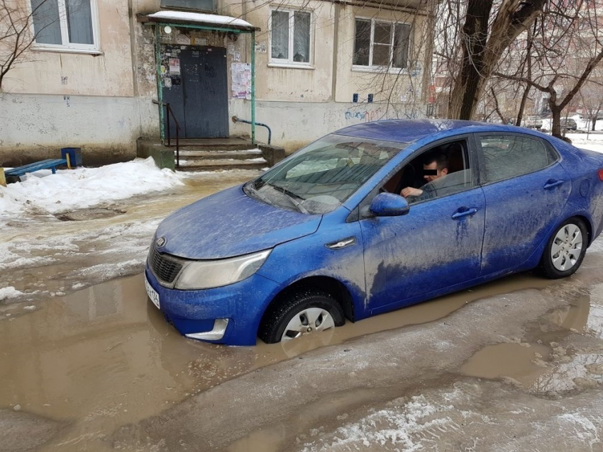 Во дворе жилого дома в Волгограде утонула машина
