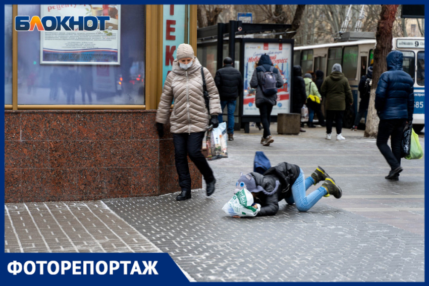 В центре Волгограда горожане падают на ледяные тротуары: фоторепортаж