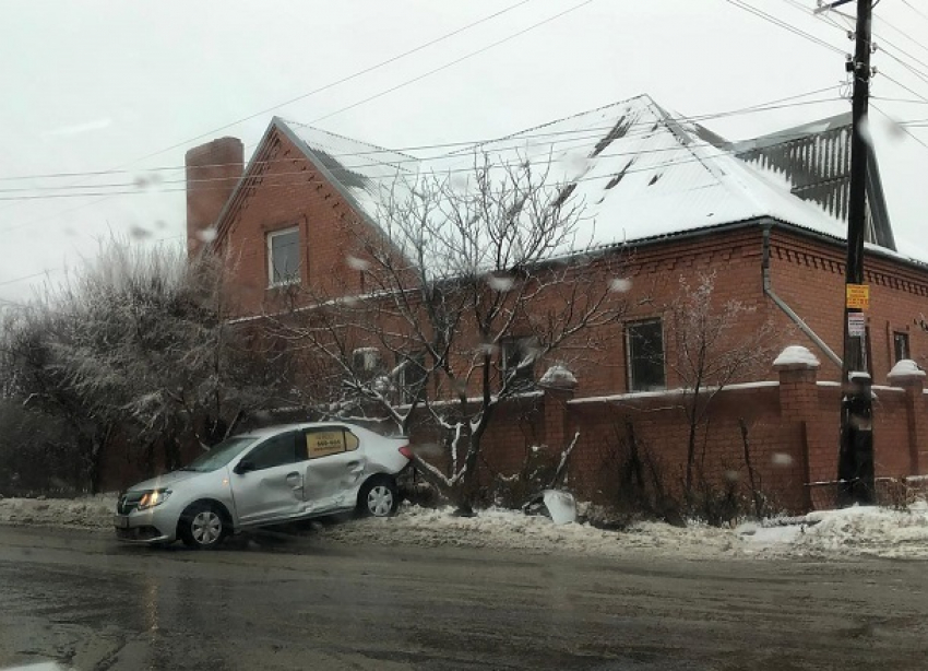 На «проклятом» перекрестке в поселке Ангарский на западе Волгограда Mazda протаранила такси