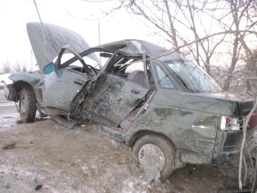 В Волгограде на III-й Продольной «десятка» врезалась в дерево