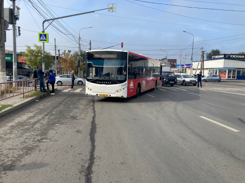 В Волгограде автобус №88 сбил женщину у остановки: ДТП попало на видео