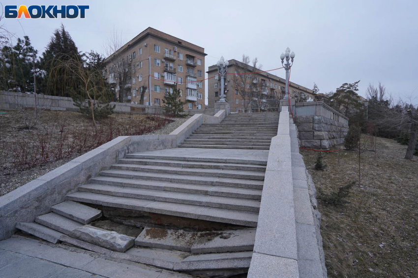 Капремонт трех только отремонтированных лестниц срочно готовят в Волгограде после позорного обвала ступеней у амфитеатра
