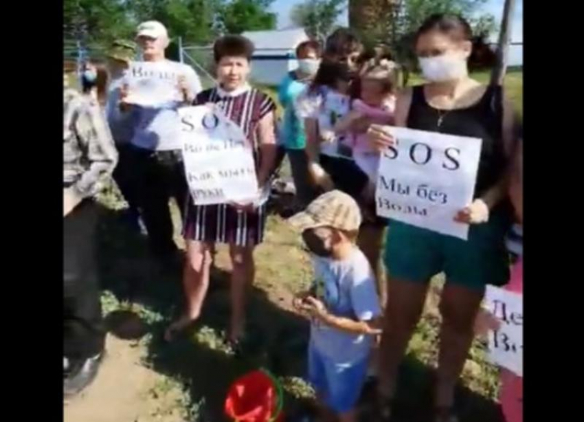 Возмущенные жители поселка «Горный» в Волгограде без воды высказали все на видео