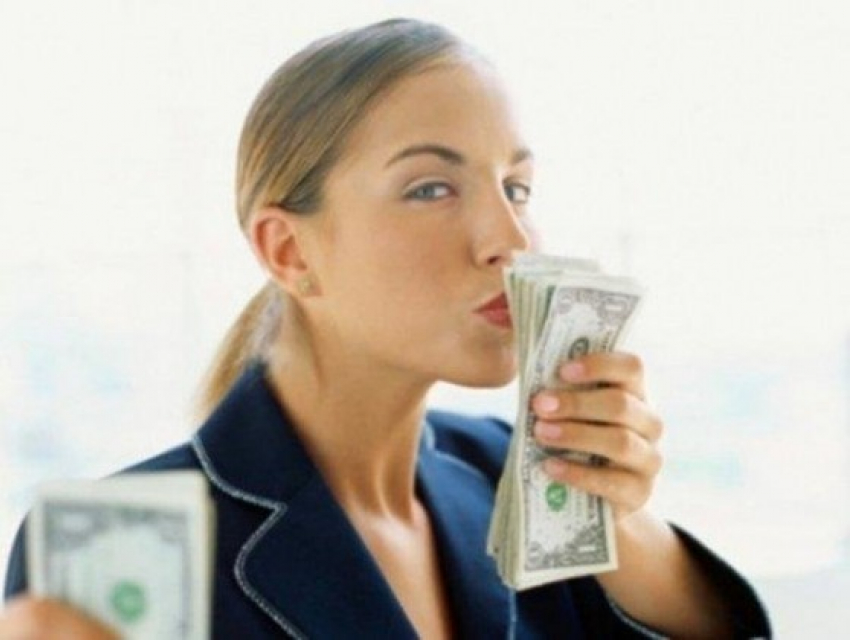 В Волгограде сотрудница банка украла со счета клиентки более 16 тысяч долларов