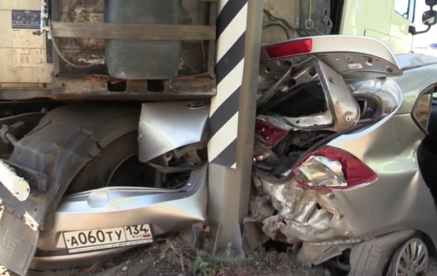 В Волгограде фура вылетела на встречку и раздавила иномарку: видео с места ДТП